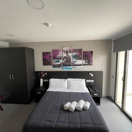 6 Bis Hotel Castelldefels Bagian luar foto