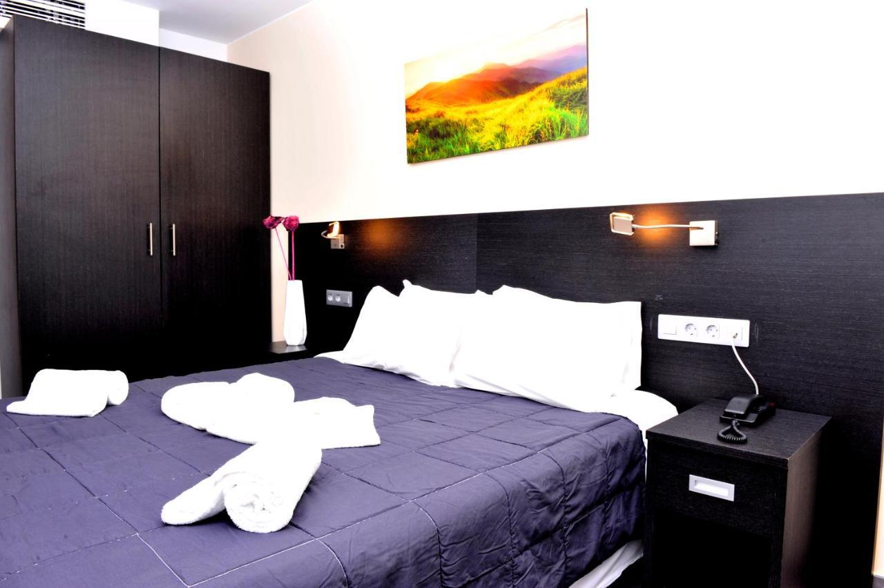 6 Bis Hotel Castelldefels Bagian luar foto