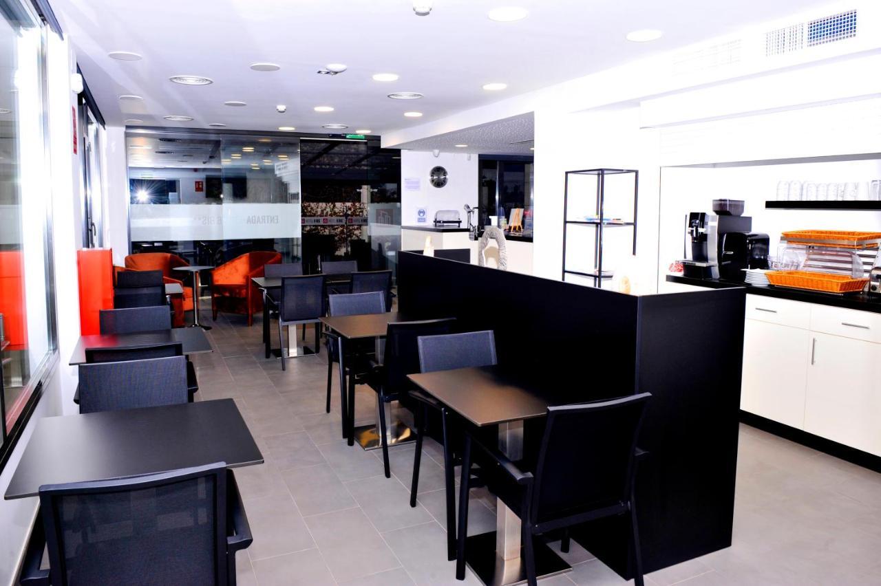 6 Bis Hotel Castelldefels Bagian luar foto