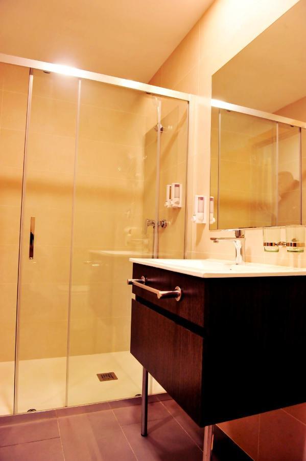 6 Bis Hotel Castelldefels Bagian luar foto