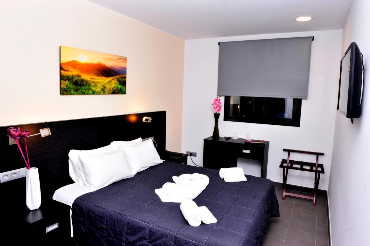 6 Bis Hotel Castelldefels Bagian luar foto
