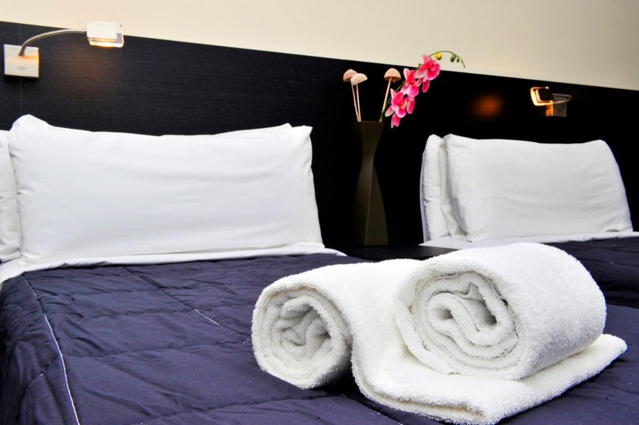 6 Bis Hotel Castelldefels Bagian luar foto
