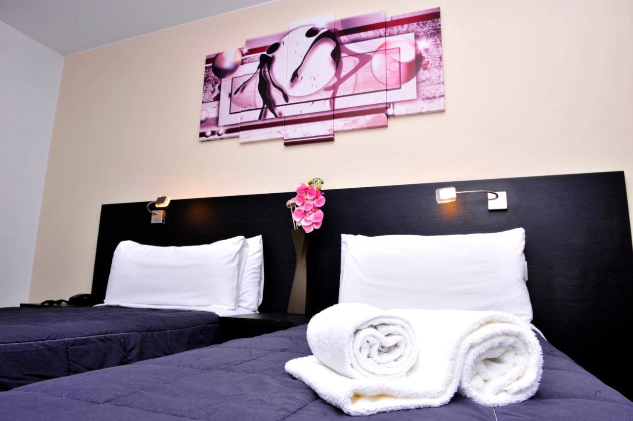 6 Bis Hotel Castelldefels Bagian luar foto