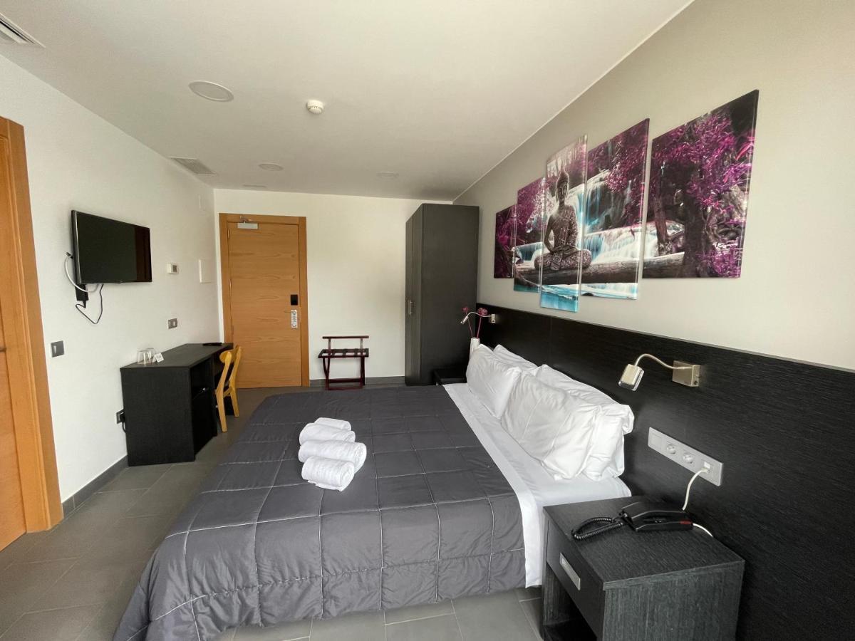 6 Bis Hotel Castelldefels Bagian luar foto
