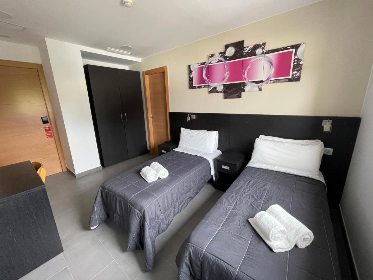 6 Bis Hotel Castelldefels Bagian luar foto