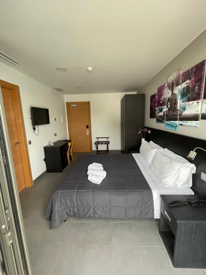 6 Bis Hotel Castelldefels Bagian luar foto