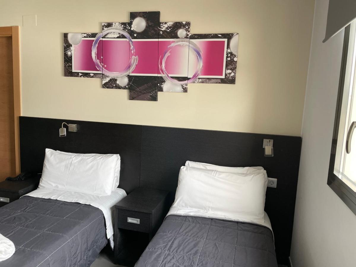 6 Bis Hotel Castelldefels Bagian luar foto