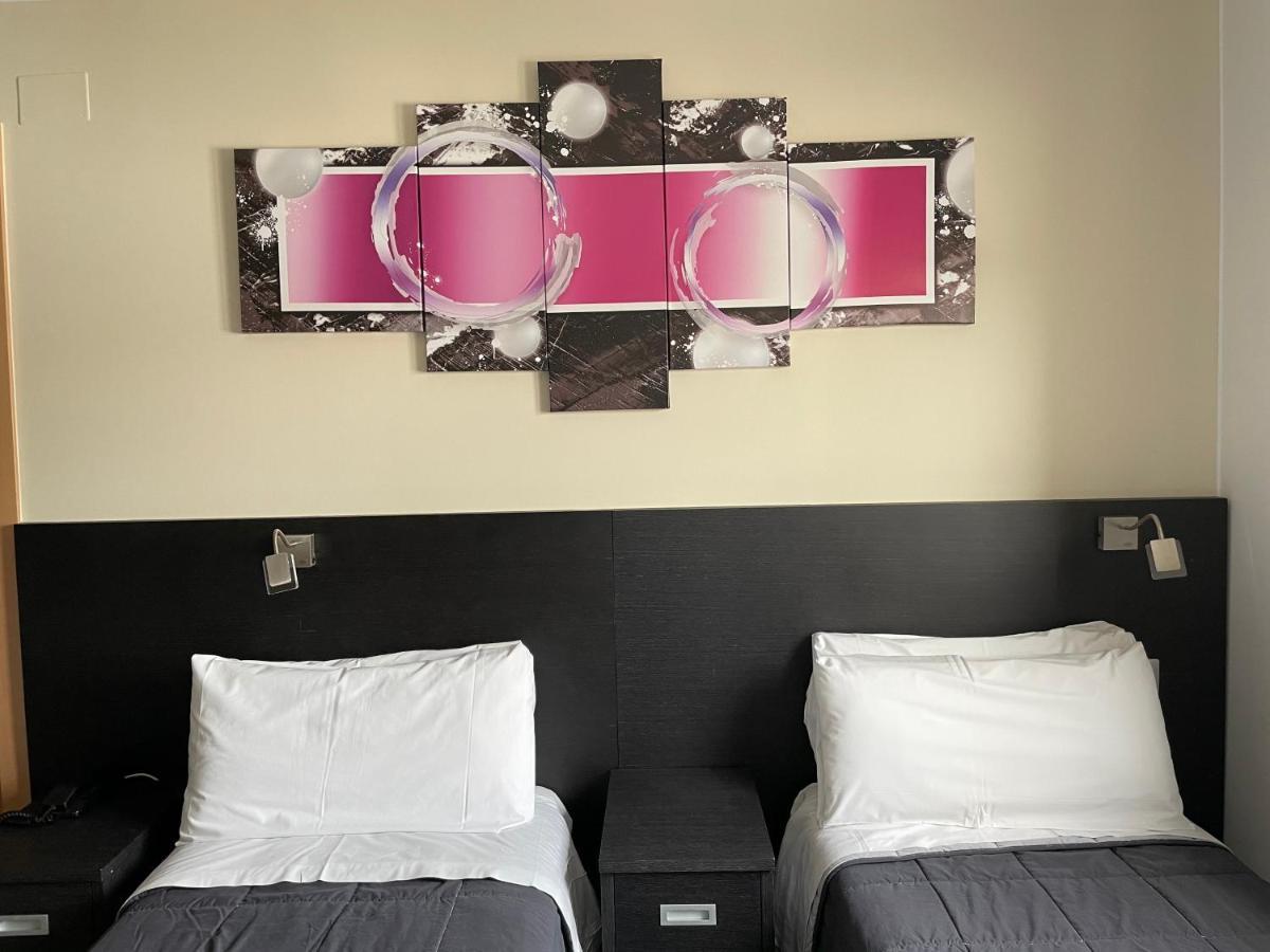 6 Bis Hotel Castelldefels Bagian luar foto