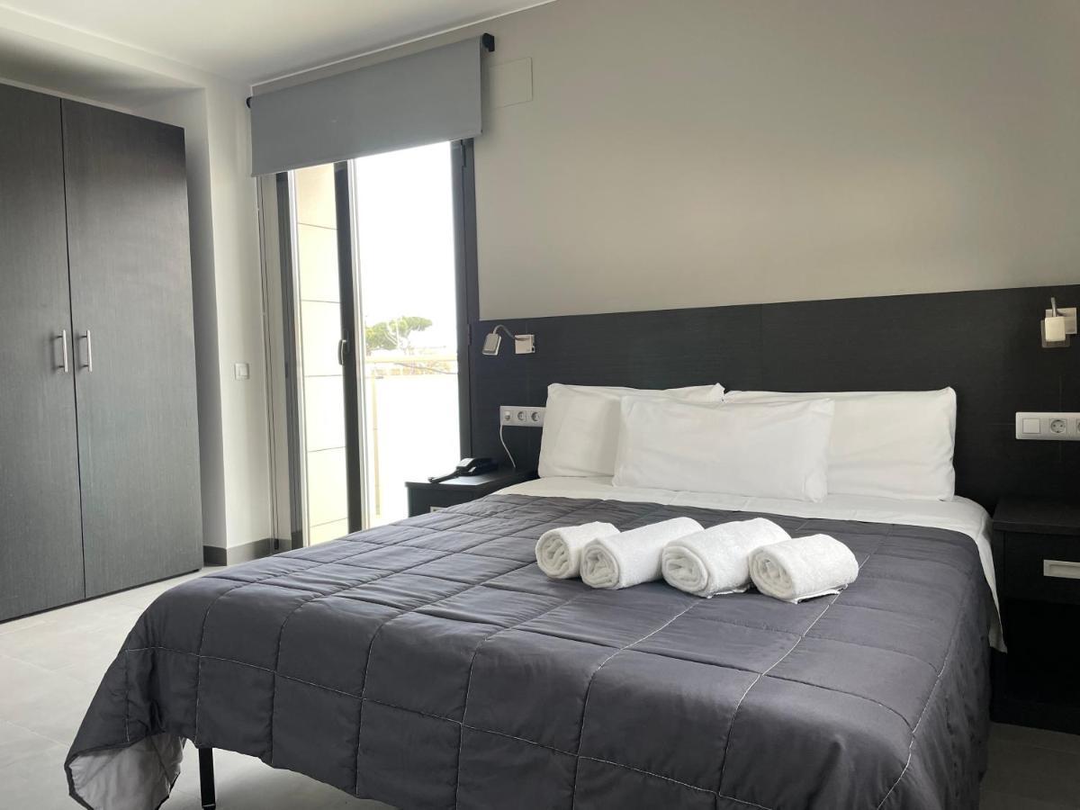 6 Bis Hotel Castelldefels Bagian luar foto