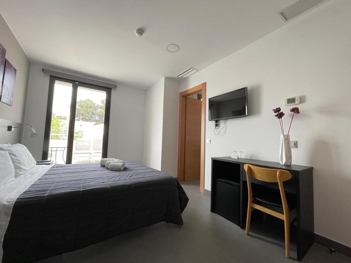 6 Bis Hotel Castelldefels Bagian luar foto