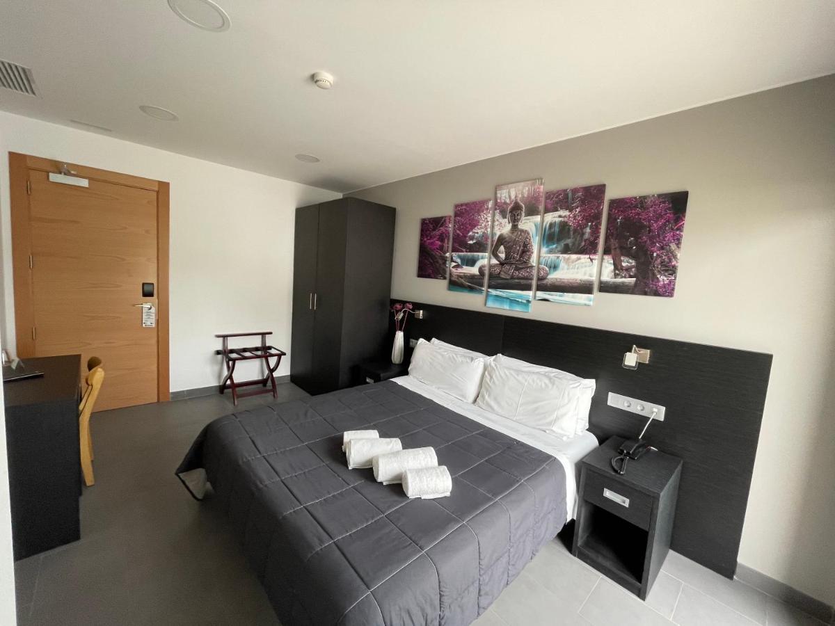 6 Bis Hotel Castelldefels Bagian luar foto