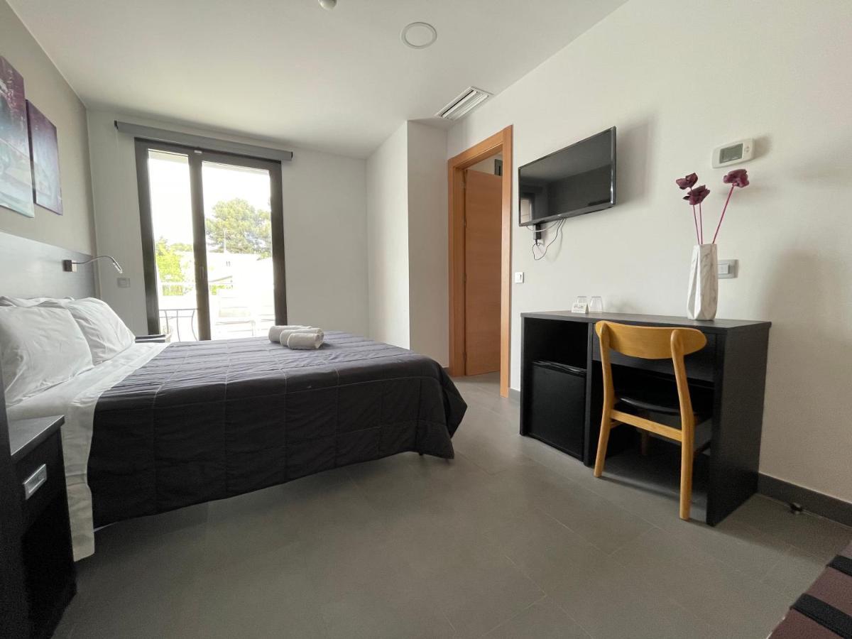 6 Bis Hotel Castelldefels Bagian luar foto