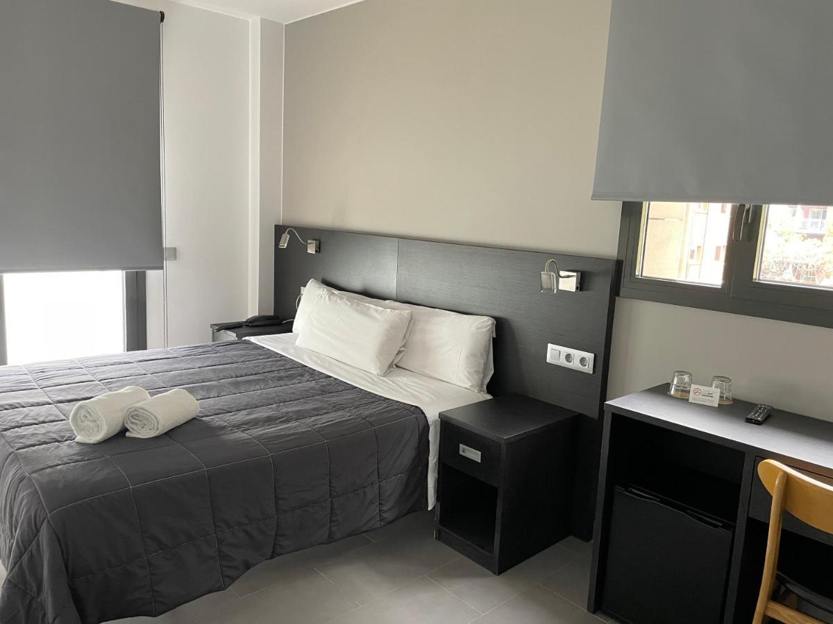 6 Bis Hotel Castelldefels Bagian luar foto