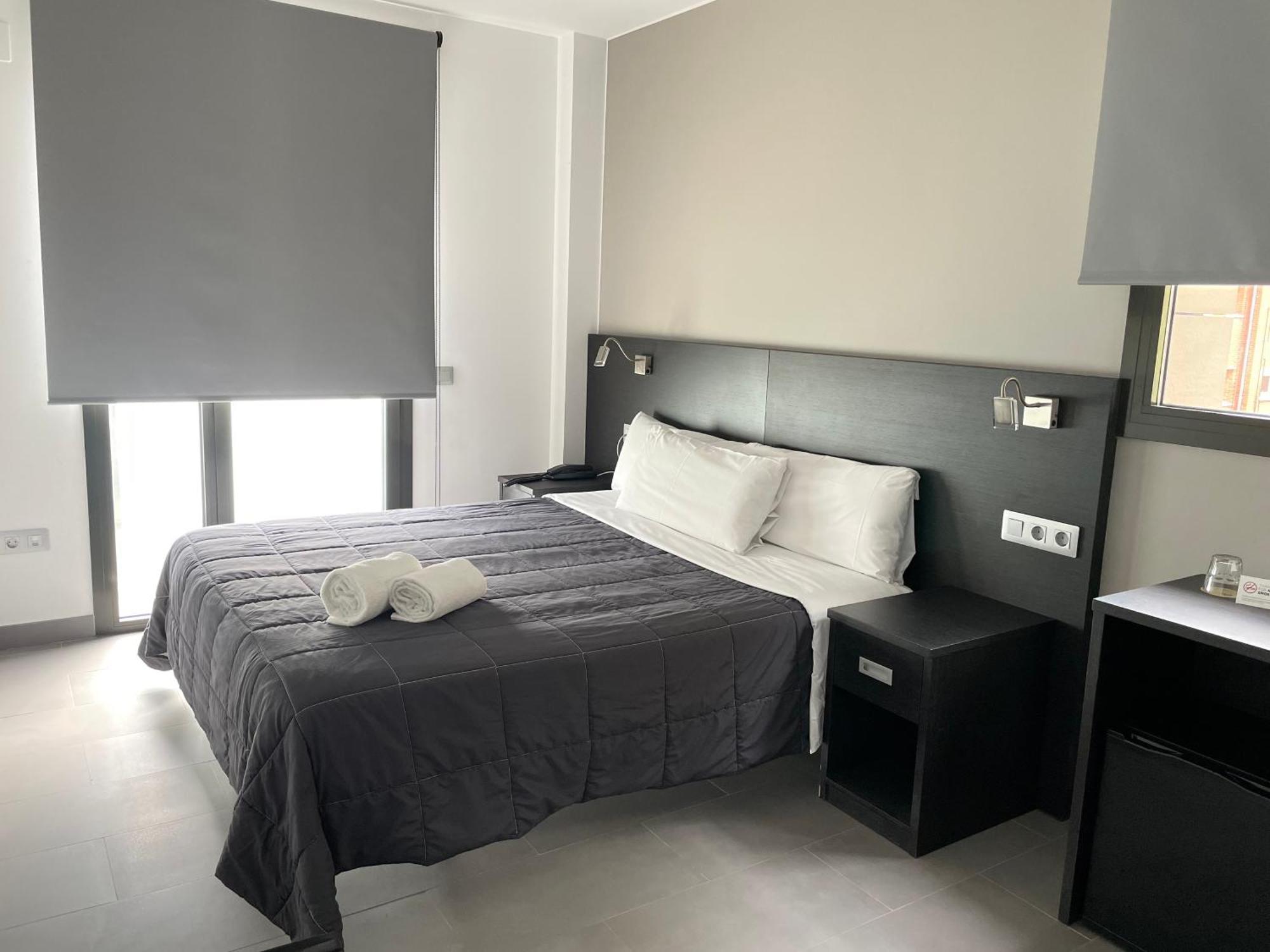 6 Bis Hotel Castelldefels Bagian luar foto