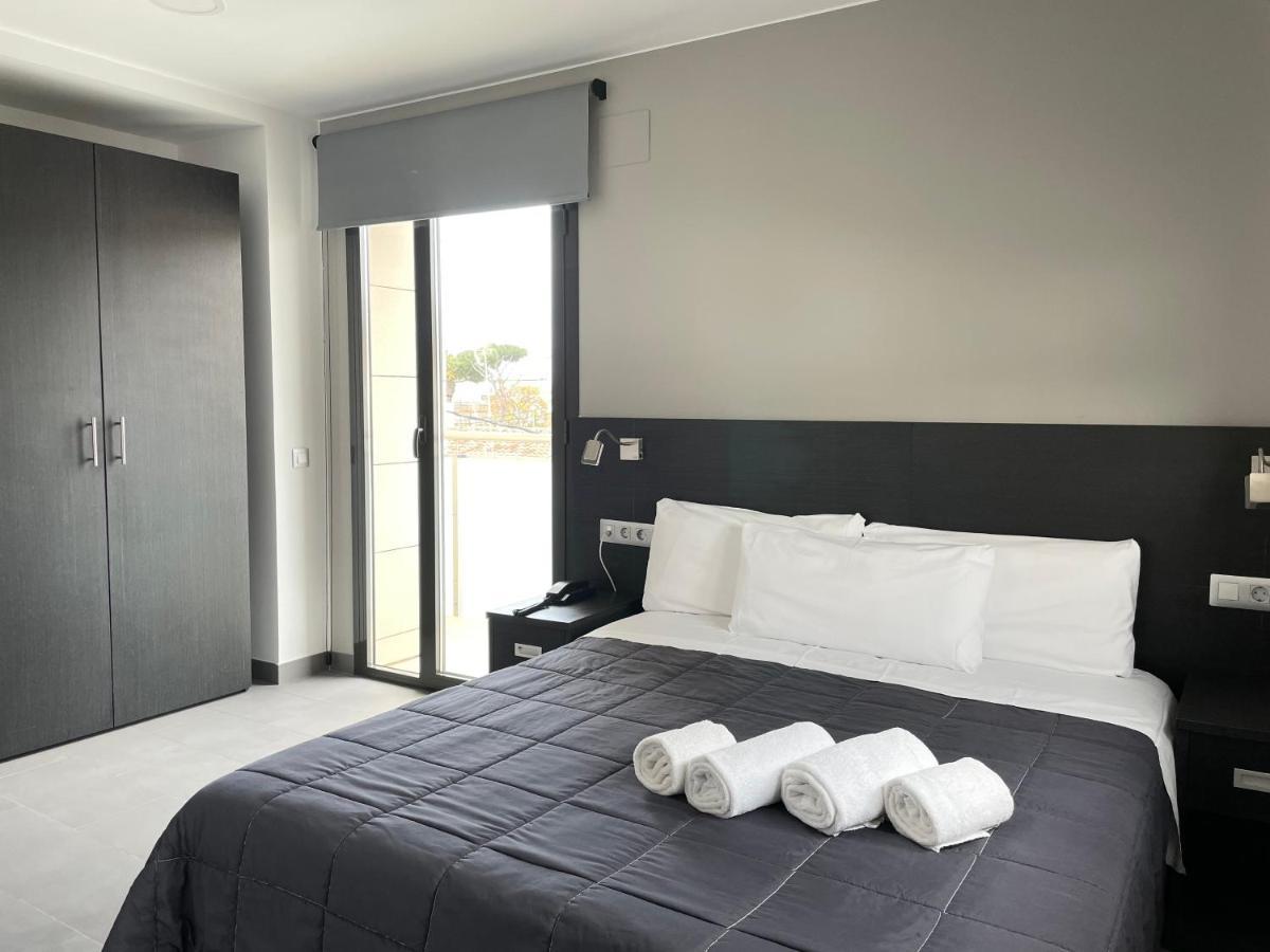 6 Bis Hotel Castelldefels Bagian luar foto