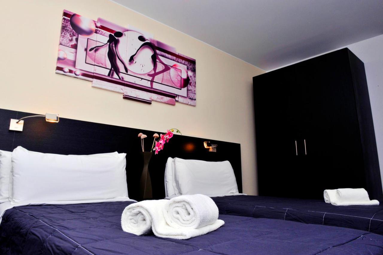 6 Bis Hotel Castelldefels Bagian luar foto