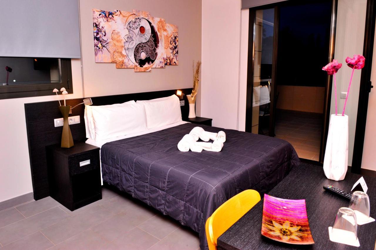 6 Bis Hotel Castelldefels Bagian luar foto