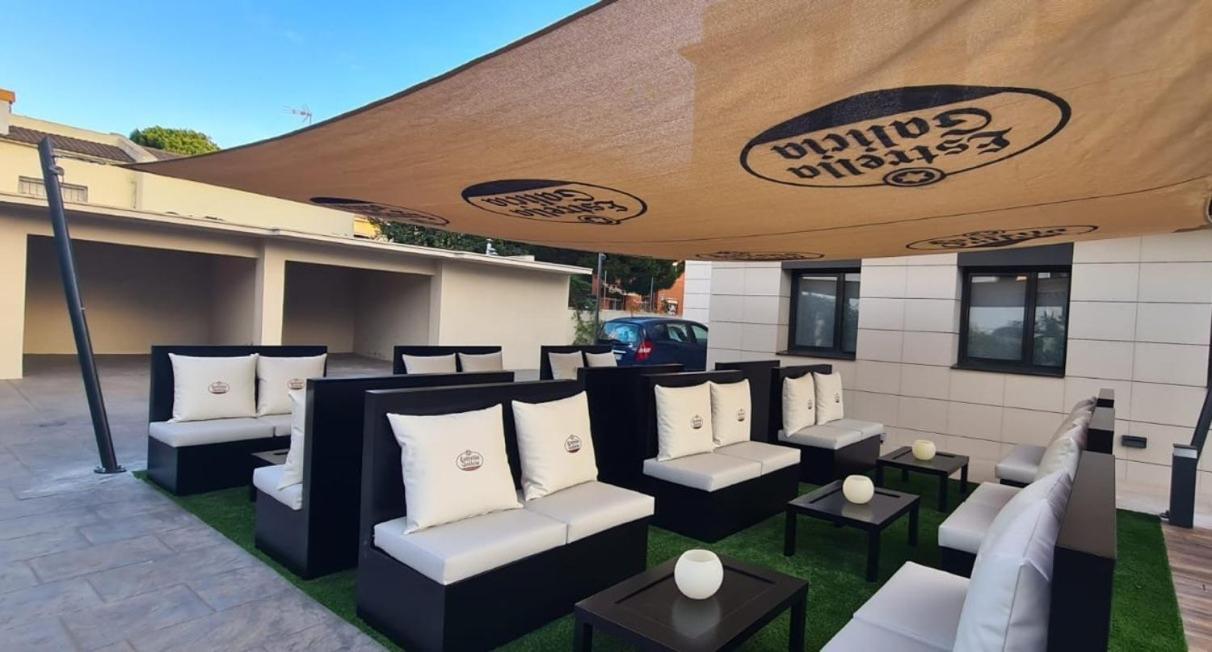 6 Bis Hotel Castelldefels Bagian luar foto