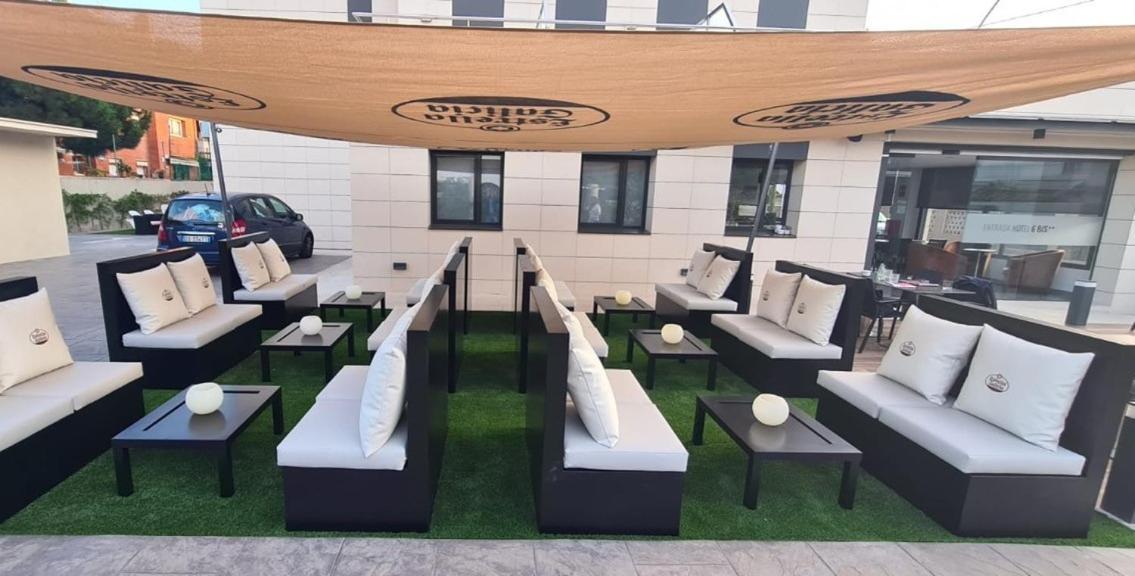 6 Bis Hotel Castelldefels Bagian luar foto