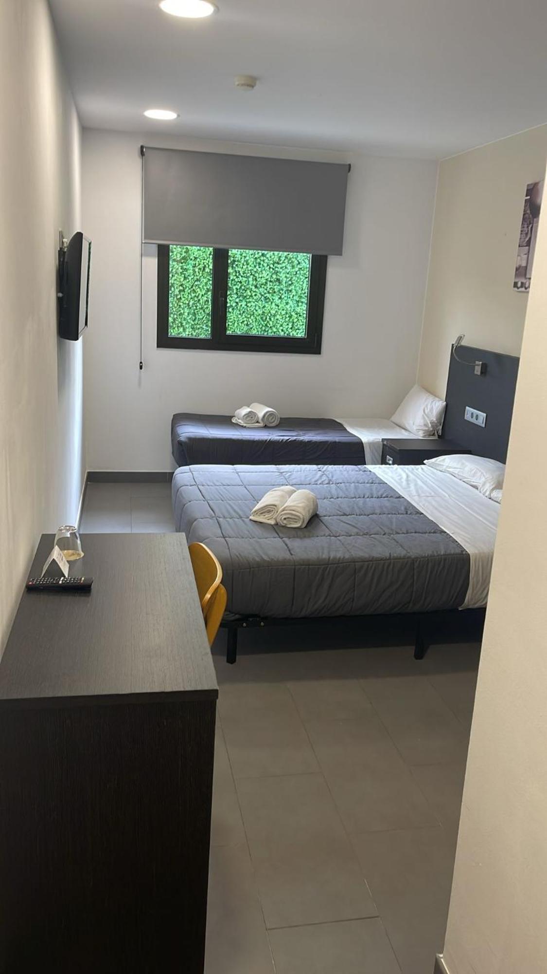 6 Bis Hotel Castelldefels Bagian luar foto