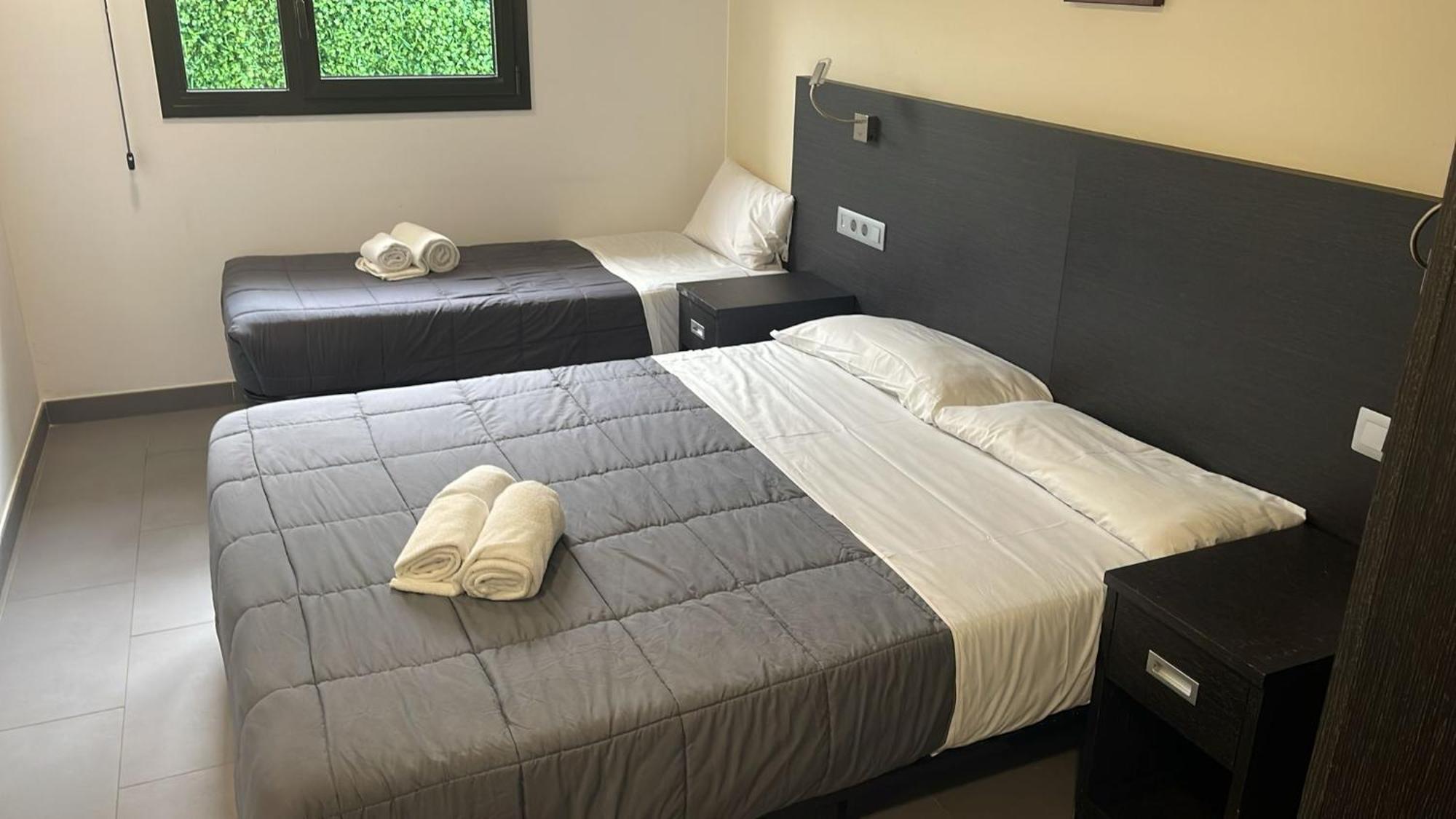 6 Bis Hotel Castelldefels Bagian luar foto