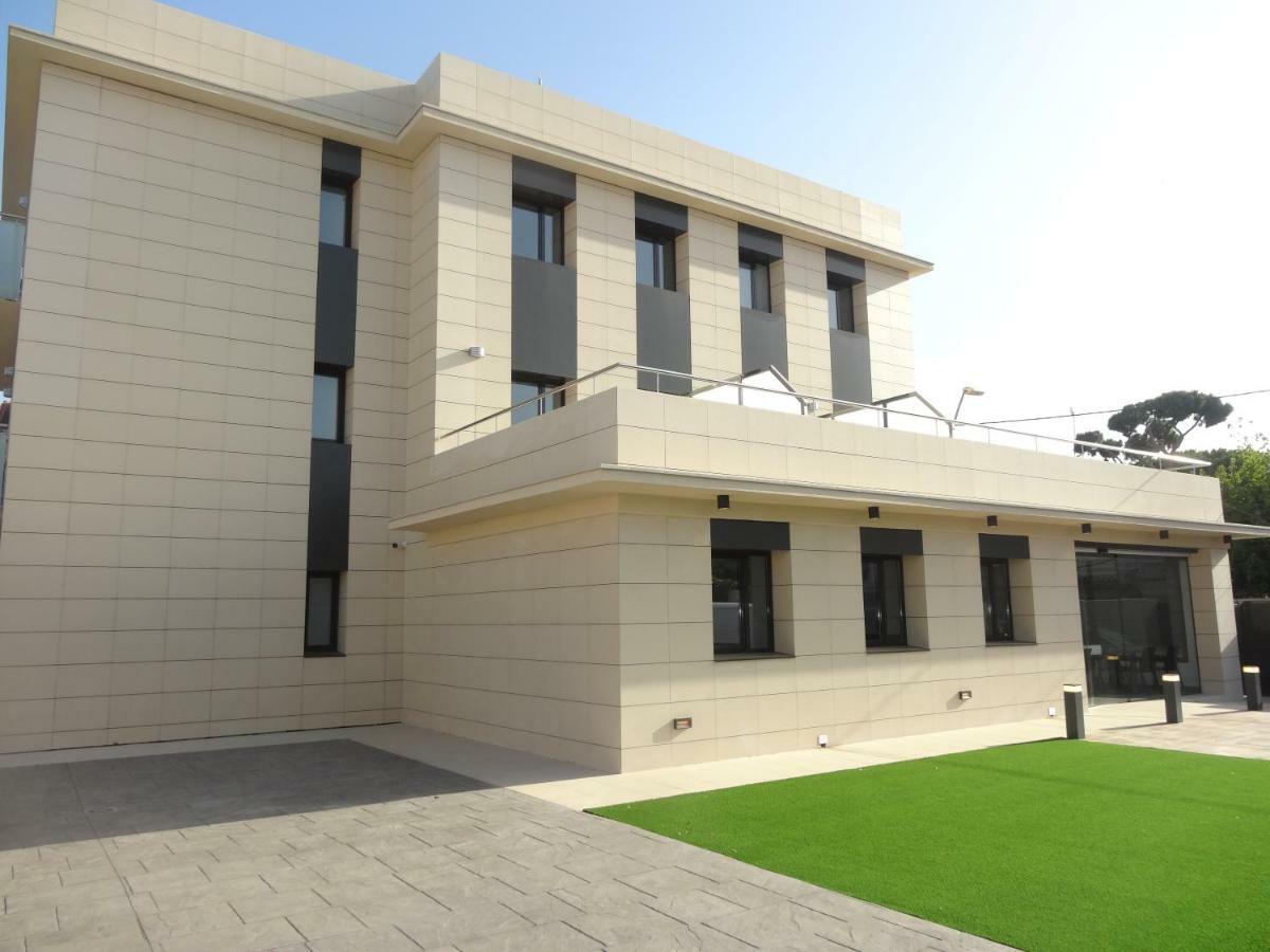 6 Bis Hotel Castelldefels Bagian luar foto