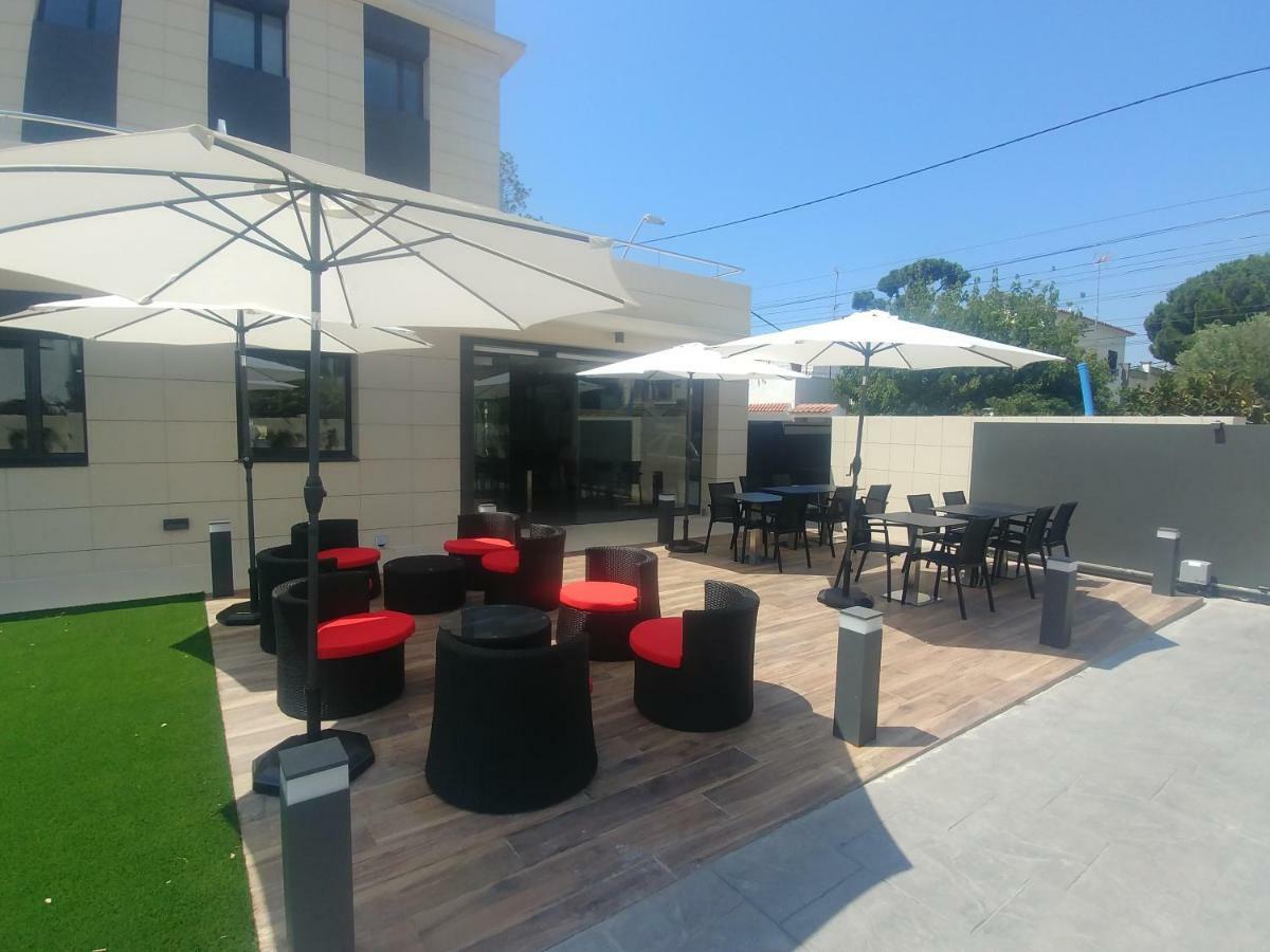 6 Bis Hotel Castelldefels Bagian luar foto